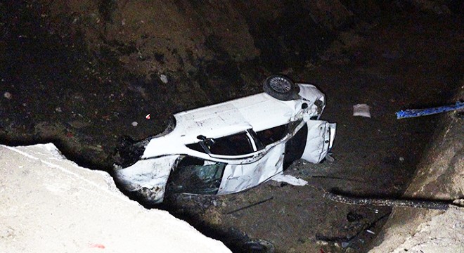 Çukura düşen otomobilin sürücüsü yaralandı