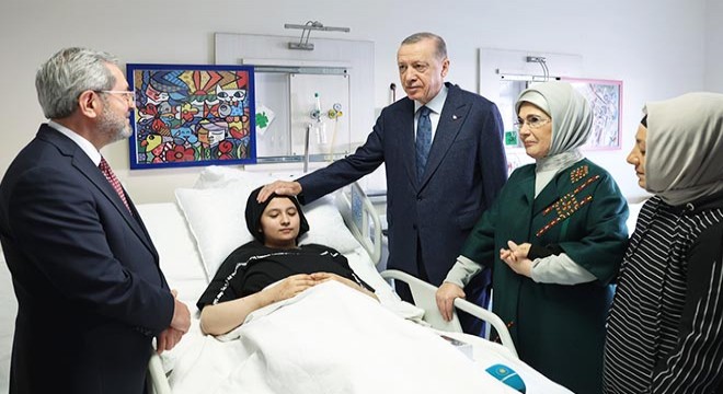 Cumhurbaşkanı Erdoğan, Aleyna'yı hastanede ziyaret etti
