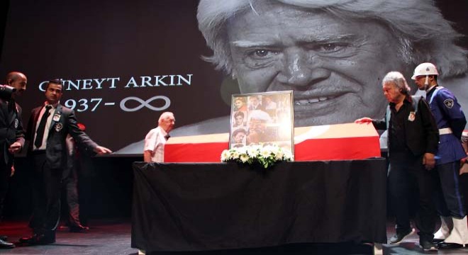 Cüneyt Arkın'ın naaşı AKM'ye getirildi