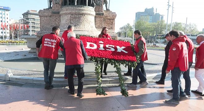 DİSK Taksim Cumhuriyet Anıtı na çelenk bıraktı
