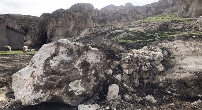 Dağdan kopan kaya parçaları tedirgin ediyor