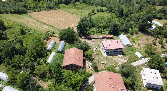 Dağdan düşen kaya, köylüleri korkuttu