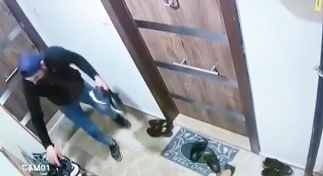 Daire kapılarını açamayınca bir çuval ayakkabı çaldı