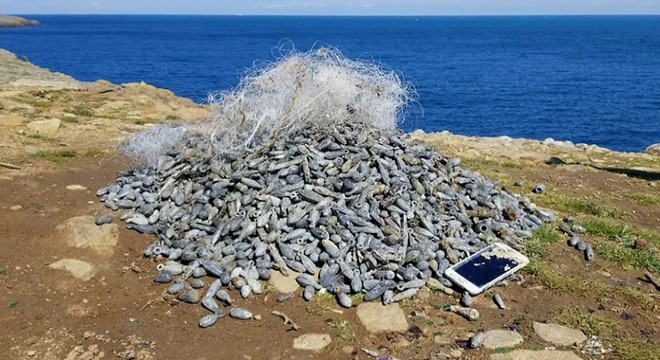 Dalgıçlar, denizden 51 kilo olta kurşunu çıkardı