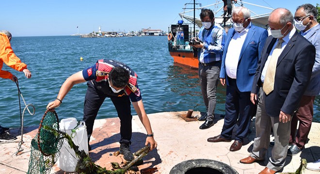 Dalgıçlar denizden evsel atıklar çıkardı