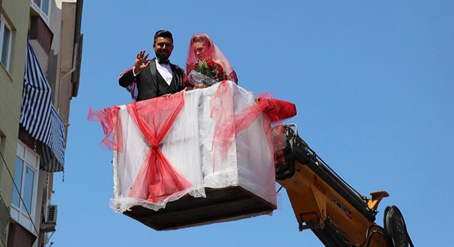 Damat, gelini süslediği vinçle aldı
