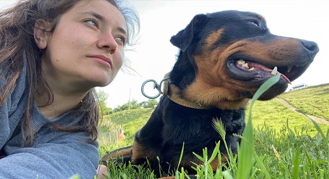 Damla öğretmen, tüfekle öldürülen köpeğine ağlıyor