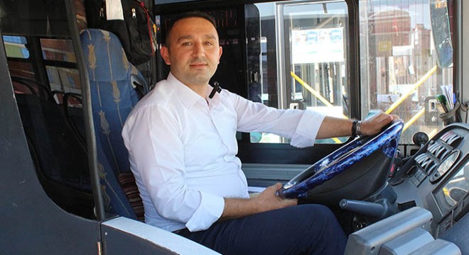 Darbedilen kadını kurtaran otobüs şoförüne bıçak çekip, tehdit ettiler