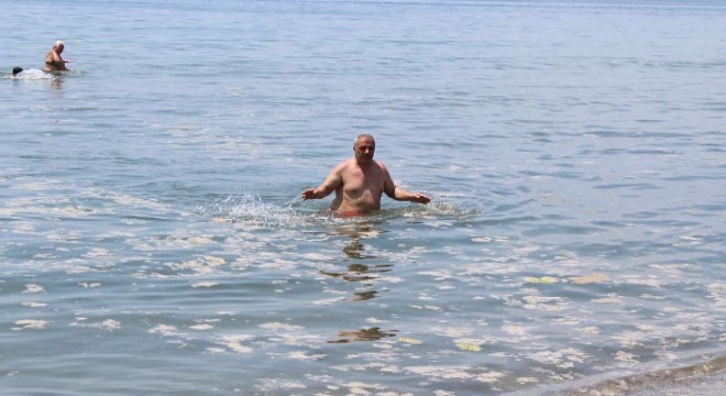 Darıca'da müsilaja rağmen denize girdiler