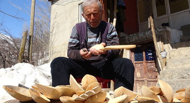 Dedesinden öğrendiği tahta kaşık yapımı, geçim kaynağı