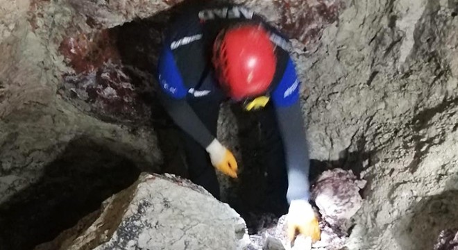 Define aradığı dehlizdeki göçükte öldü