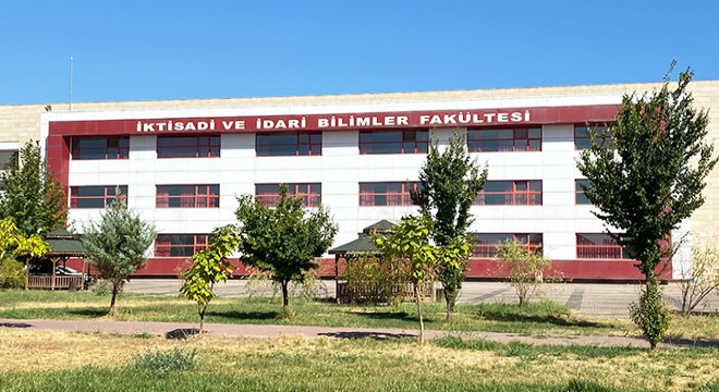 Dekan yardımcısı, eski kız öğrencisinin bıçaklı saldırısında yaralandı