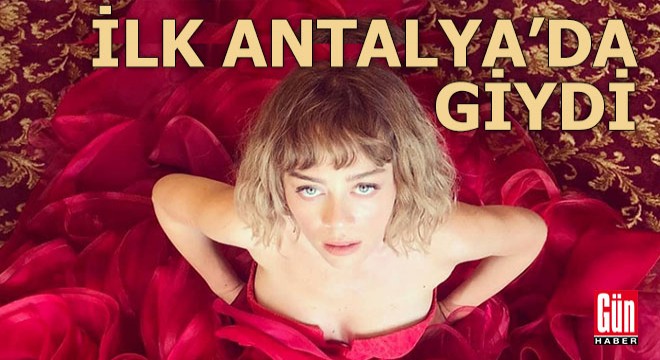Demet Evgar ın  Anne  imzalı elbisesi