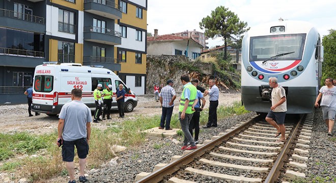 Demir yolunda yürüyen Sudem'e tren çarptı