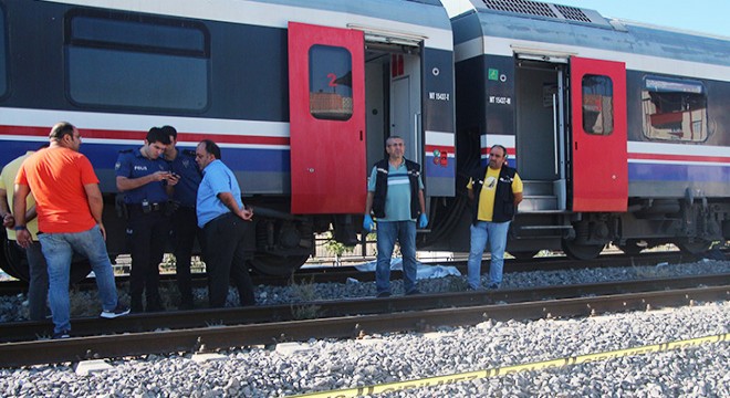 Demir yolunun karşısına geçmek isterken tren çarpmasıyla öldü