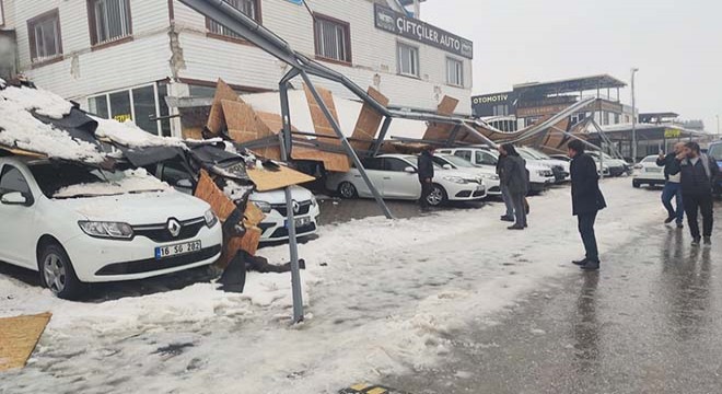 Demir çatı çöktü, 23 araç hasar gördü