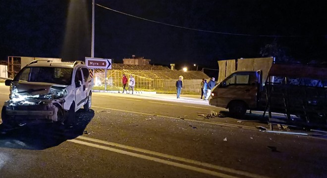 Demre'de iki kazada üç kişi yaralandı