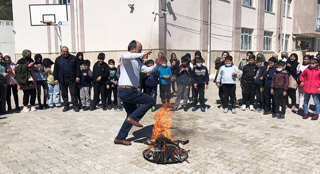 Demre'de nevruz ateşi okullarda yakıldı