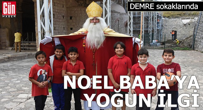 Demre sokaklarında Alman Noel Baba'ya yoğun ilgi