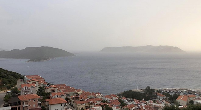 Demre ve Kaş'ta çöl tozu güneşin görünmesini engelledi
