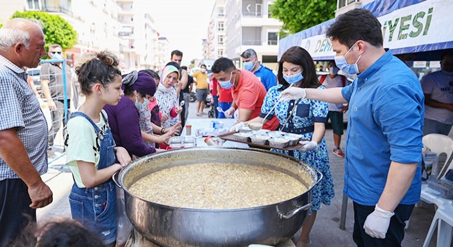 Demre Belediyesi aşure dağıttı