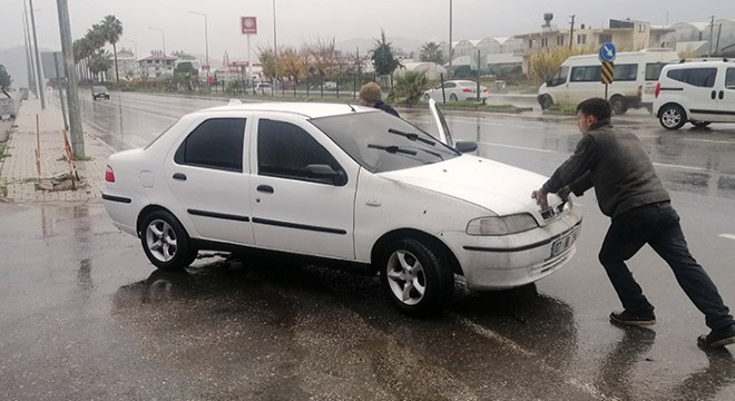 Deneme sürüşü yaptığı otomobilde yangın çıktı