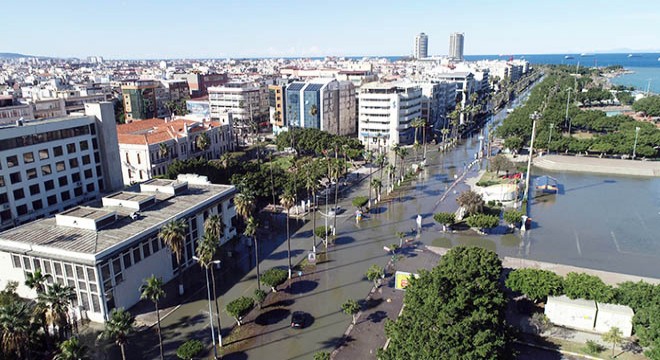 Deniz seviyesinin yükseldiği İskenderun'da binalar boşaltıldı