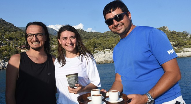 Denizden çöpü getiren kahveyi bedava içiyor