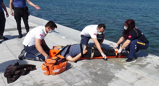 Denize düştü, polis kurtardı