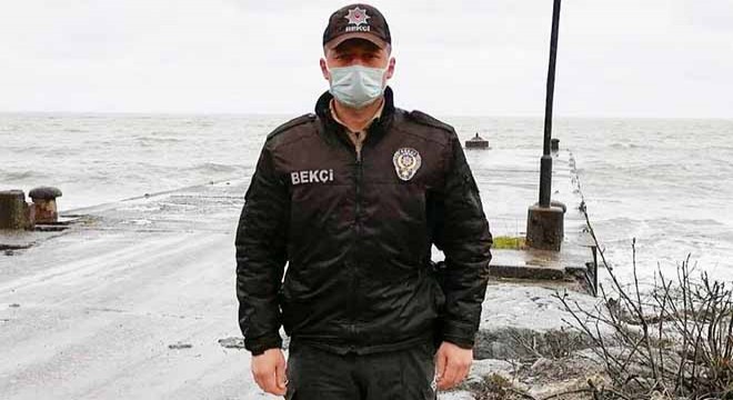 Denize düşen kızı bekçi kurtardı; o anlar kamerada