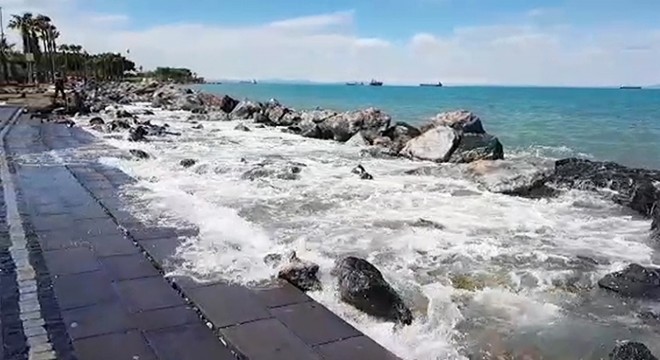 Denizin taştığı İskenderun'da su tahliye ediliyor
