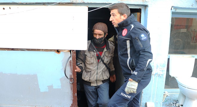 Depoda mahsur kaldı, itfaiye kurtardı