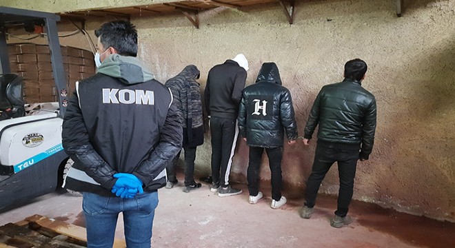 Depoya 'kaçak etil alkol' baskını: 4 gözaltı