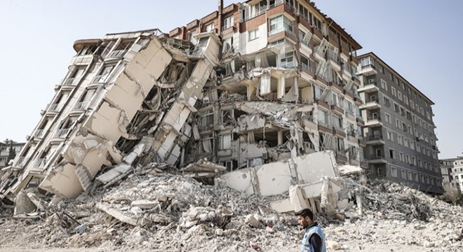 Deprem bölgesinde yıkılan binalarla ilgili 298 tutuklama