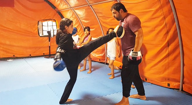 Deprem çadırında kick boks