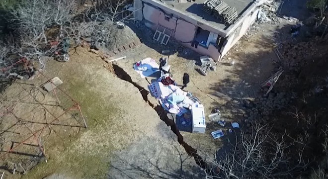 Deprem köyü ortadan ikiye böldü