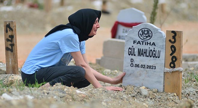 Deprem mezarlıklarında duygu dolu bayram ziyareti