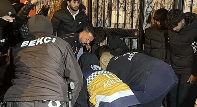 Deprem anma törenine giderken saldırıya uğradılar