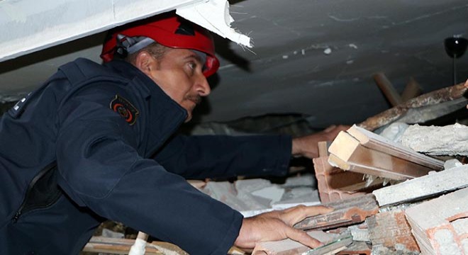 Depremde can kurtarmak için canlarını hiçe saydılar
