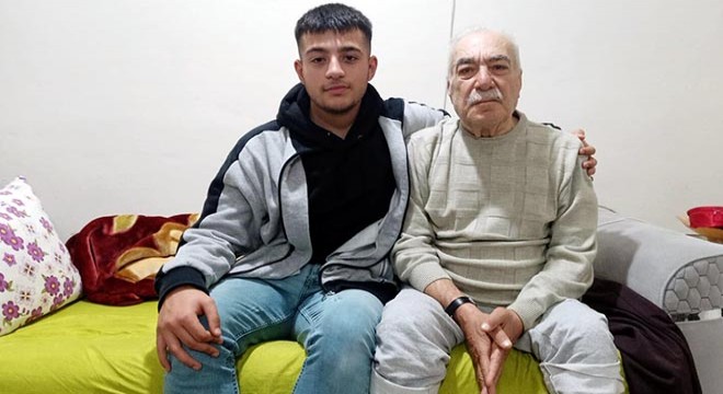 Depremde engelli dedesini sırtında taşıyıp kurtardı