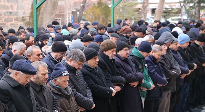 Depremde hayatını kaybedenler için gıyabi cenaze namazı kılındı