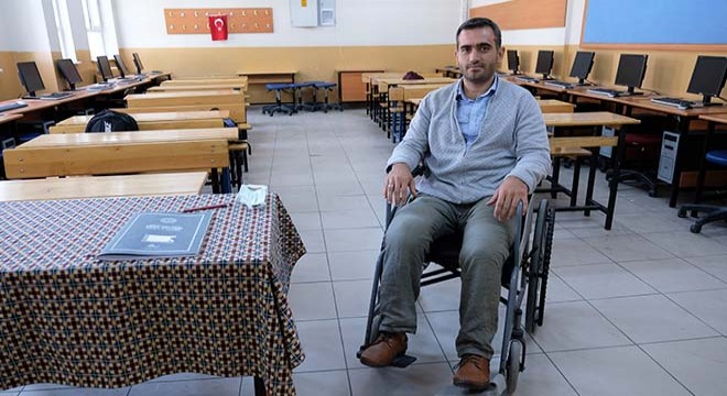 Depremde iki bacağını kaybeden öğretmen 10 yıldır görevinin başında