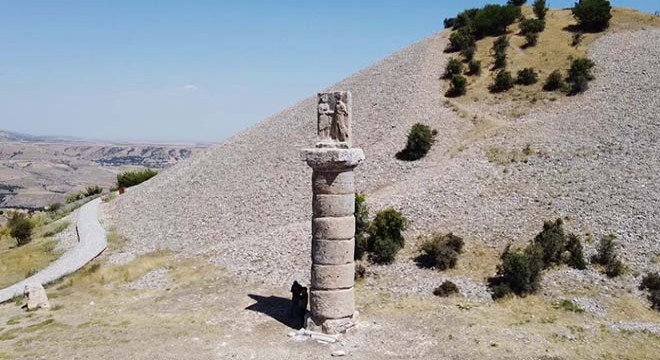 Depremde yıkılan 'Tokalaşma Sütunu' ziyarete açıldı