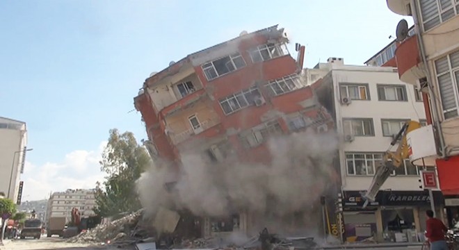Depremde ağır hasar alan 6 katlı bina kontrollü yıkıldı