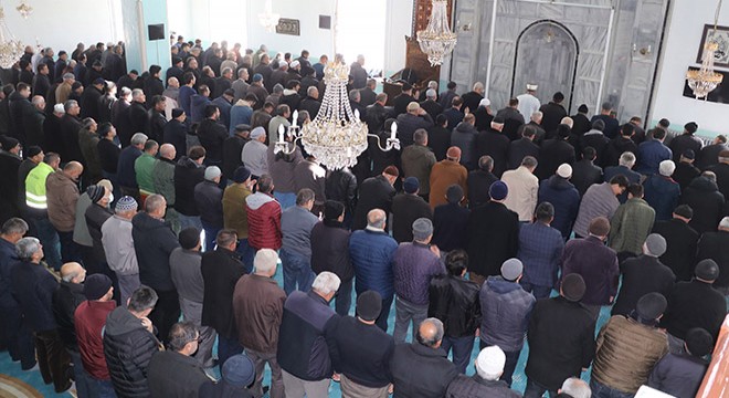 Depremde hayatını kaybedenler için gıyabi cenaze namazı