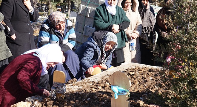 Depremde ölen kızı ve torununu 2 gün arayla toprağa verdi