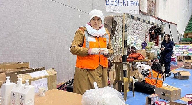 Depremden kurtulan Ebru, depremzedeler için çalışıyor