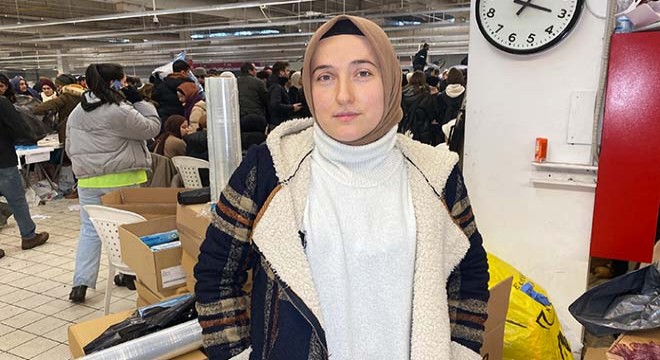 Depremden kurtulan Hatice öğretmen, yardıma koştu