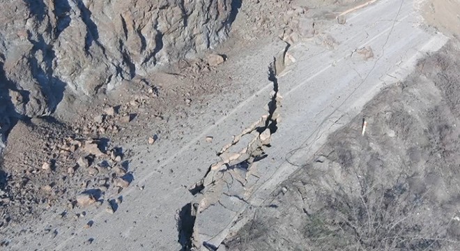 Depremin otoyollardaki tahribatı; hem yarıldı, hem çöktü
