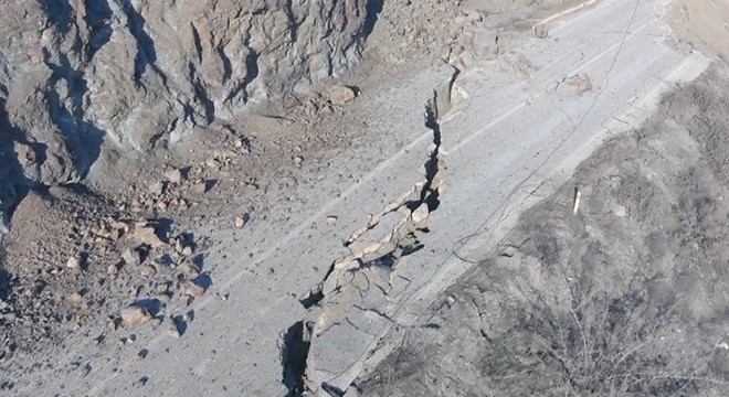 Depremin otoyollardaki tahribatı; hem yarıldı, hem çöktü